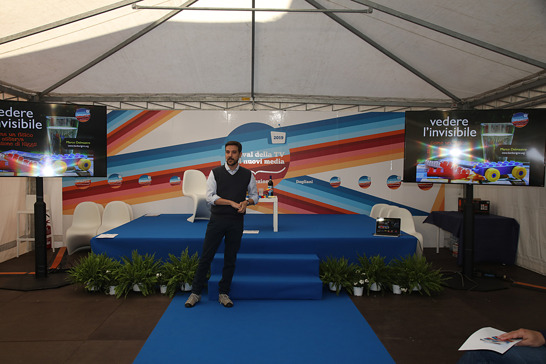 Festival della TV e dei Nuovi Media 2019_120.jpg - La Fisica nel quotidiano - Con Marco Delmastro  fisico delle particelle che lavora all’esperimento ATLAS al CERN di Ginevra,  affronteremo un viaggio attraverso i fondamenti, le motivazioni e la quotidianità della fisica delle particelle,  un viaggio che, grazie alla sua capacità di divulgazione, diventa accessibile a tutti.